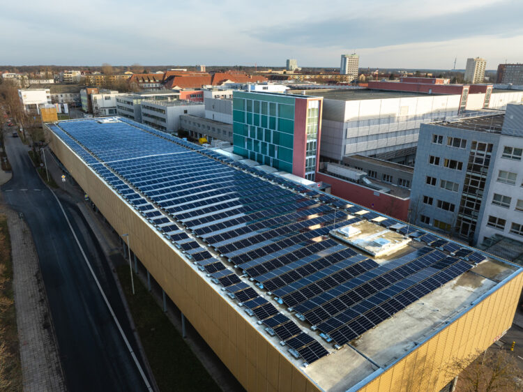 Solaranlagen der MUL – CT auf dem Parkhaus der Leipziger Straße. (Tommi Matz / Drohnenaufnahme)