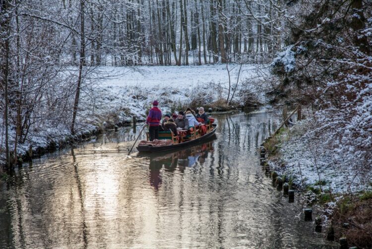 Winterkahnfahrt mit Kakao und Geschichten für die ganze Familie (Bild: Peter Becker)