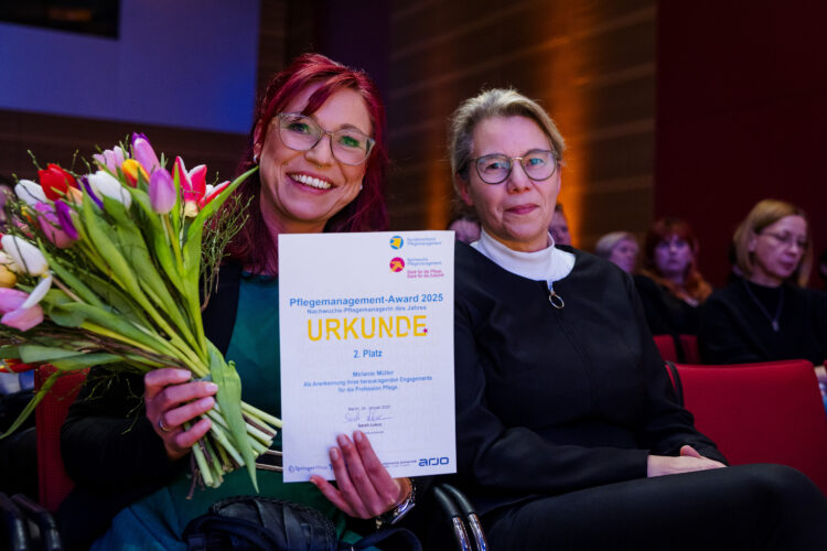 Preisträgerin Melanie Müller, Einrichtungsleitung Pflege der Thiem-Care GmbH (l.), mit der Pflegevorständin der MUL – CT, Andrea Stewig-Nitschke (Bild: Marten Ronneburg/Springer Medizin Verlag GmbH)