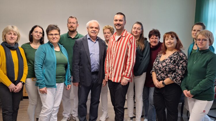 Neustart für die Radiologische Praxis Senftenberg. Neuer Chef ist Dr. André Deparade (Mitte,r.). Er hat den Staffelstab  von Praxisgründer Dr. Klaus-Günter Karich übernommen. (Bild: Andrea Budich)