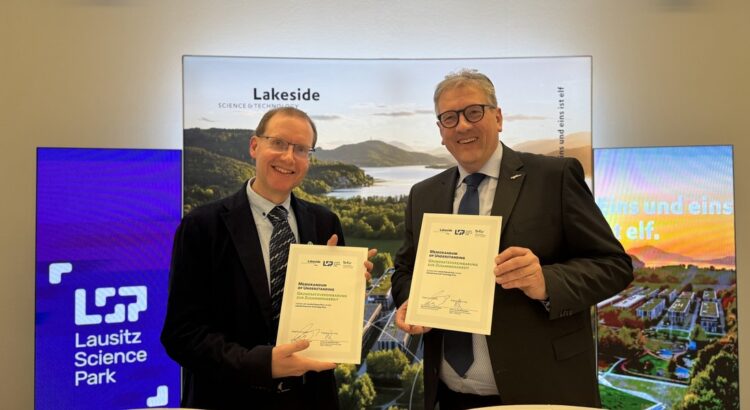 BTU-Vizepräsident Prof. Dr. Michael Hübner (l.) und Bernhard Lamprecht, Geschäftsführer des Lakeside Parks. Foto: Lakeside/Lena Eicher