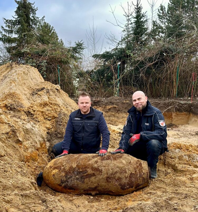 500kg Weltkriegsbombe Elsterwerda von KMBD Enrico Schnick (li.) und Steffen Kleinke (re.) erfolgreich entschärft