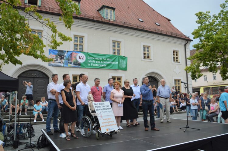 Bürgermeister Jörg Gampe, Elsterwerdas Bürgermeisterin Anja Heinrich und weitere Akteure beim gemeinsamen Protest gegen die Schließung des Krankenhausstandorts in Finsterwalde am 15. August 2023 (Bild: Stadt Finsterwalde / Paula Hromada)