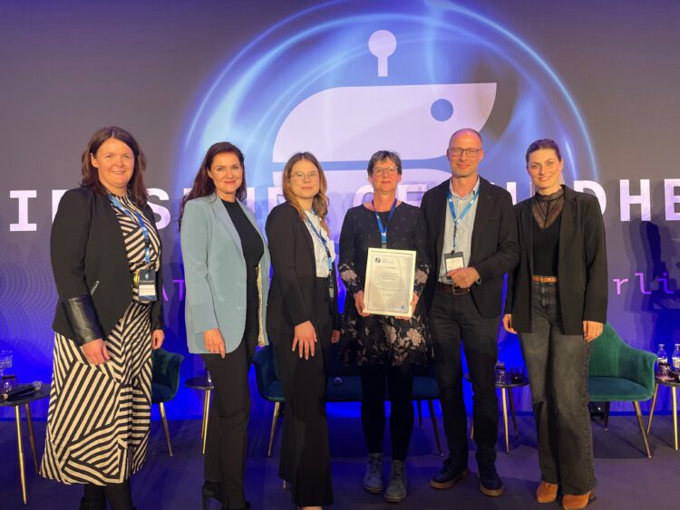 v.l.n.r. Innovationsmanagerin Dominique Seydel, Vorständin Konstanze Marinoff, die diesjährigen Gewinner des Sana Innovationspreises Josephine Wendlandt, Birgit Wolthusen und Gernot Schweitzer sowie Innovationsmanagerin Julia von Schledorn